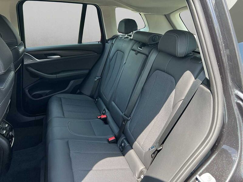 BMW X3 xDrive20i xLINE LED AHK RÜCKFAHR NAVI PROF SH