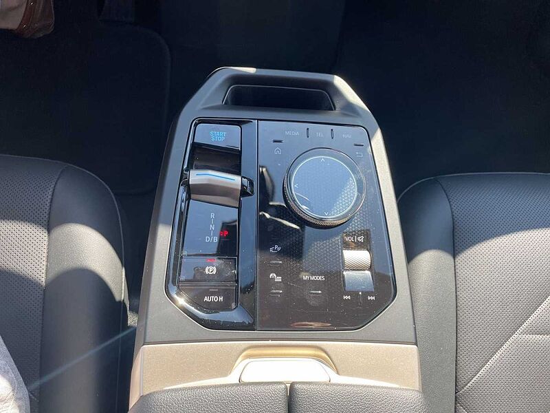 BMW iX xDrive40 AHK HUD HARMAN KARDON 360° KAMERA SH