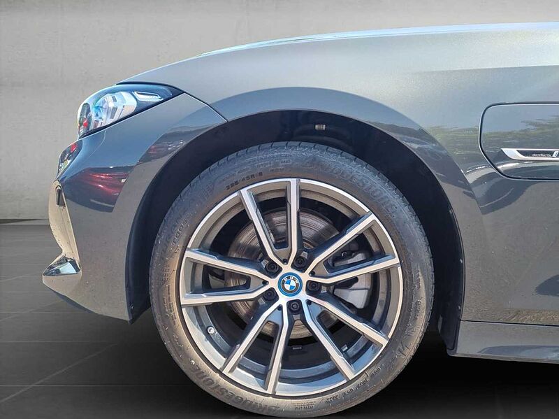 BMW 330 e xDrive DRIVING ASSIST KOMFORTZUG TEMPOMAT S
