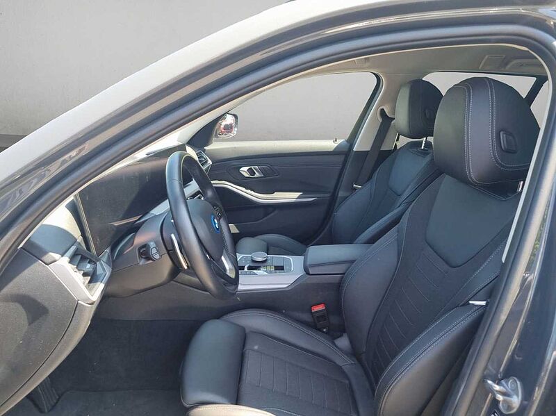 BMW 330 e xDrive DRIVING ASSIST KOMFORTZUG TEMPOMAT S