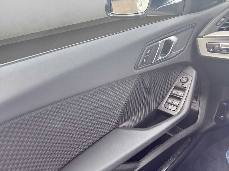 BMW 116 i ADVANTAGE LED TEMPOMAT PDC DAB SHZ