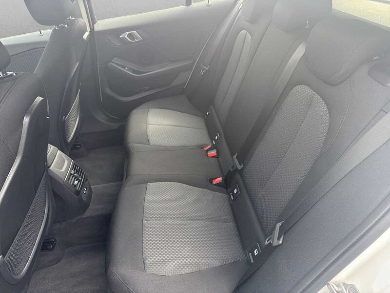BMW 116 i ADVANTAGE LED TEMPOMAT PDC DAB SHZ