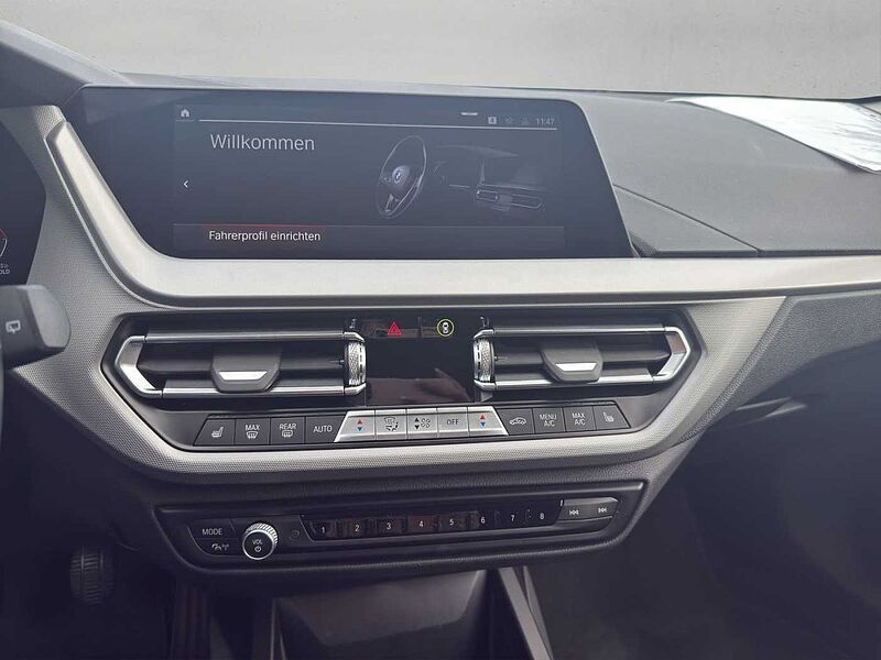 BMW 116 i ADVANTAGE LED TEMPOMAT PDC DAB SHZ