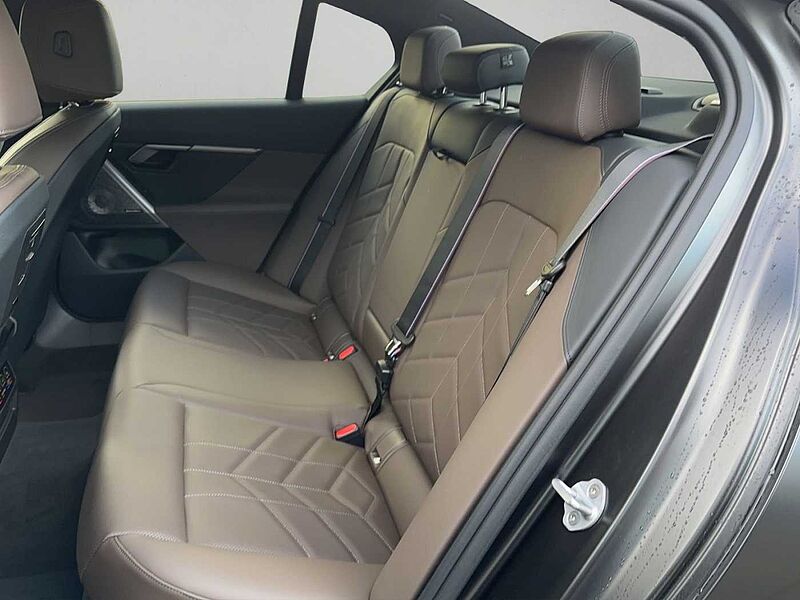 BMW i5 eDrive40 M SPORT PRO LED AHK PANO VIRT COCK P