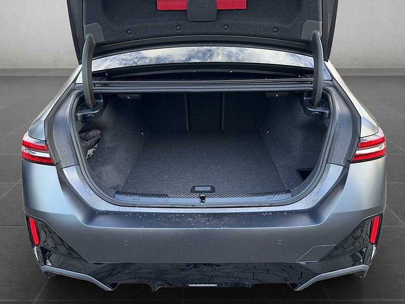 BMW i5 eDrive40 M SPORT PRO LED AHK PANO VIRT COCK P