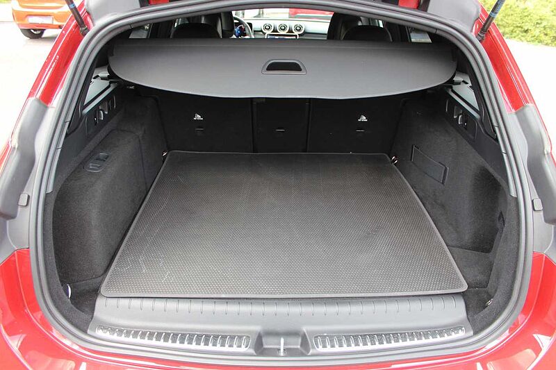 Mercedes-Benz C 300 e T 9G-TRONIC AMG Line