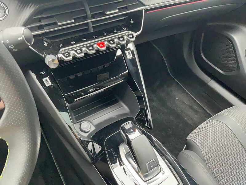 Peugeot 2008 PureTech 130 EAT8 GT