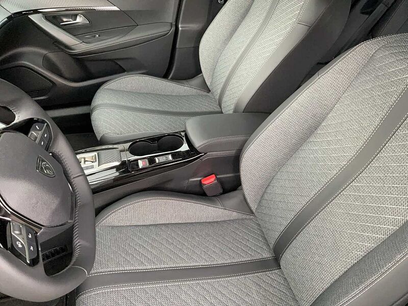 Peugeot 2008 Allure Hybrid 136 e-DSC